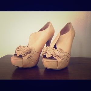 Gorgeous Vince Camino peep-toe heels